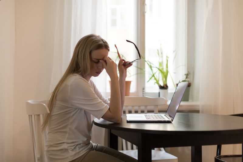 Stressed woman working on her laptop from home Swift 1
